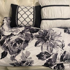 Queen black and white floral bedding set